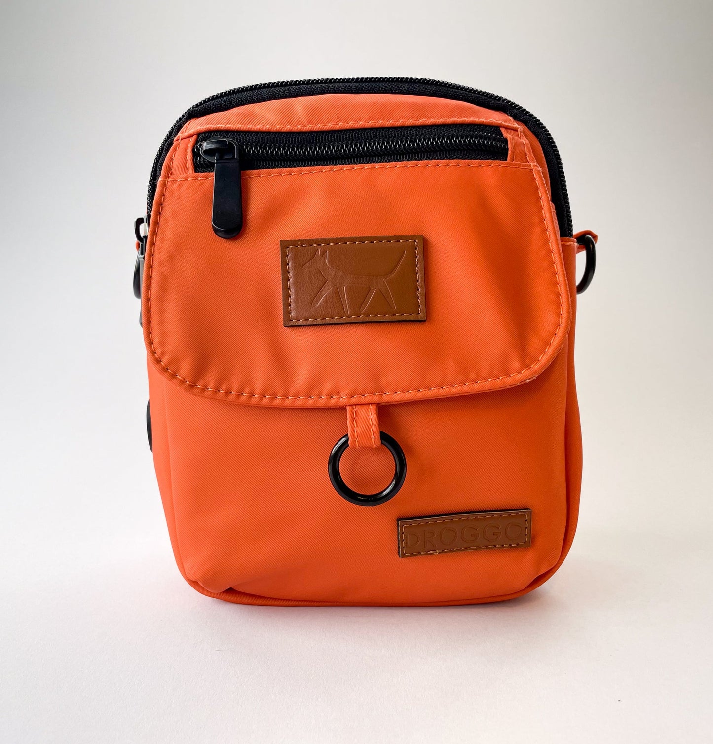 Front view of the walking bag in rust colour and leather Droggo logos. White background.