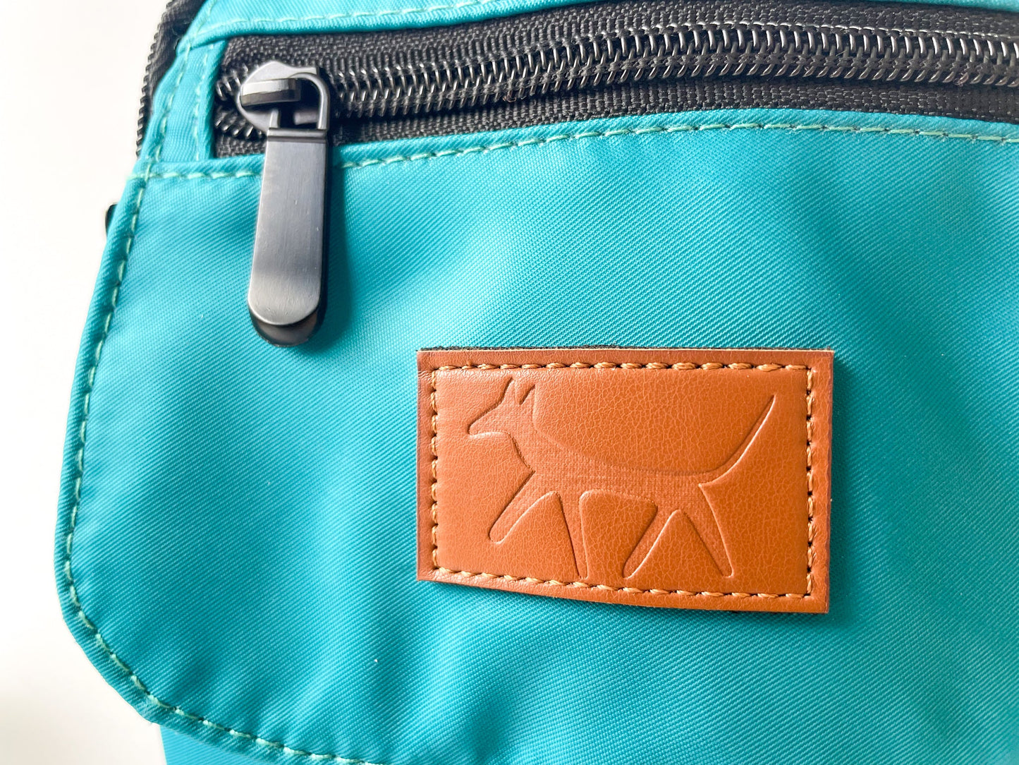 Detail of the Droggo logo on the dog walking bag in lake colour.