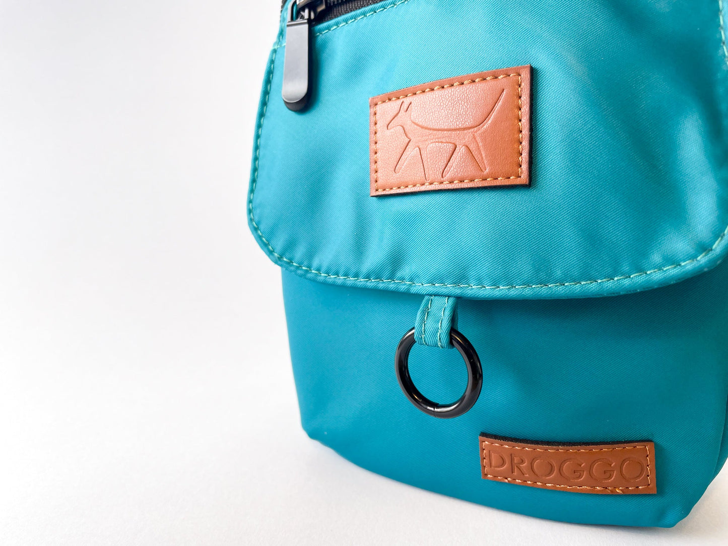 Detail of the Droggo logos on the dog walking bag in lake colour.