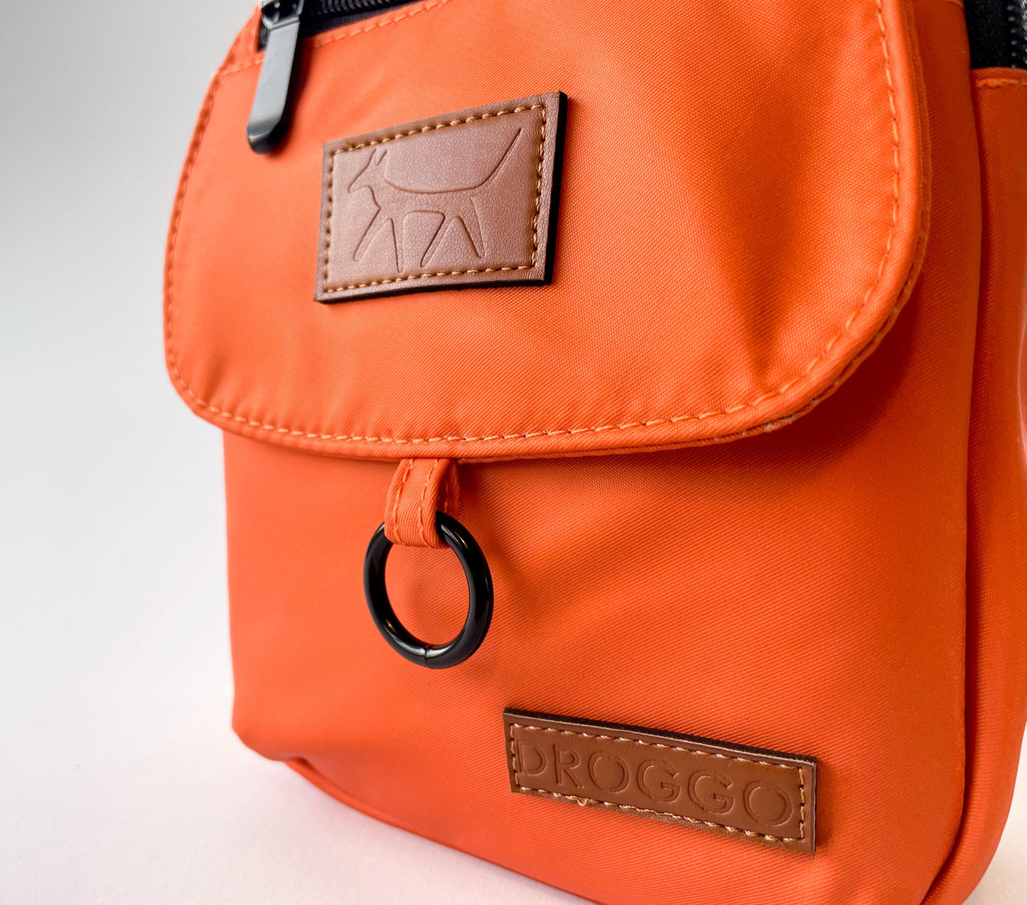 Detail of the Droggo logos on the dog walking bag in rust colour.